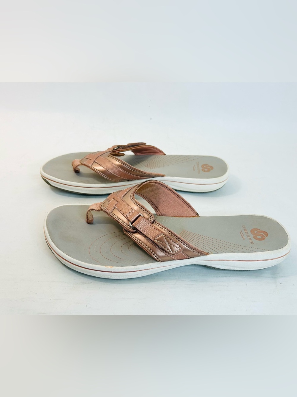 Clarks® Breeze Sea Cloudstepper Flip Flop Sandals in Dusty Rose Metallic size 9